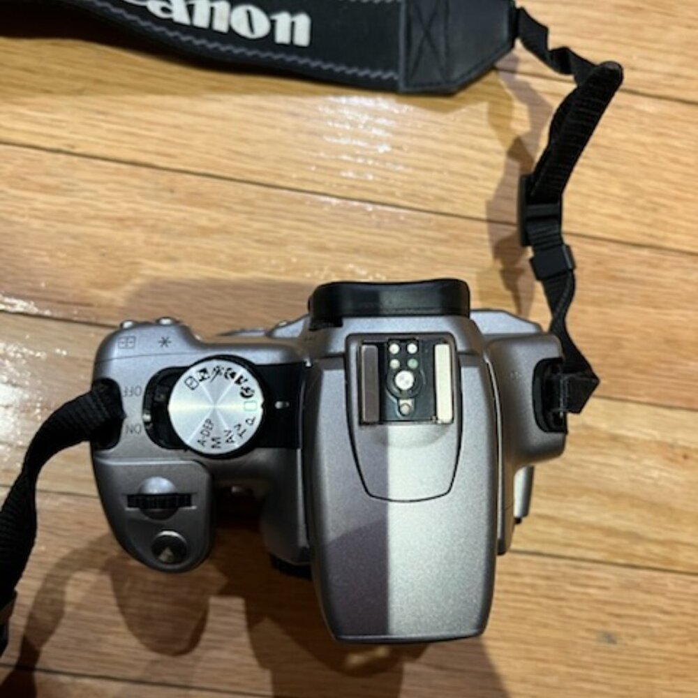 The Canon EOS Digital Rebel XT (model number DS126071, also known as the 350D) - Picture 4 of 5